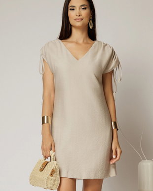 Rochie scurta bej cu croi drept din rayon cu decolteu in V si snur la maneci