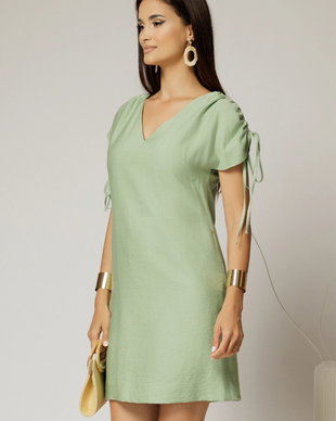 Rochie scurta verde fistic cu croi drept din rayon cu decolteu in V si snur la maneci