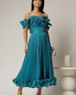 Rochie midi turcoaz in clos din voal satinat cu volanase la bust si la baza