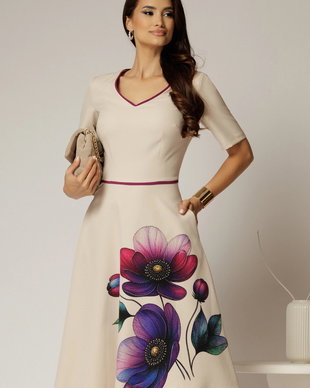 Rochie midi bej clos cu imprimeu magenta si decolteu in V