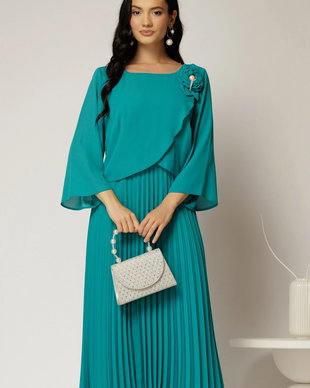 Rochie midi verde de ocazie cu fusta clos plisata si detaliu la bust