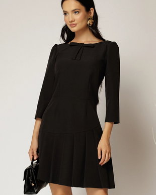 Rochie scurta neagra cu pliuri pe fusta si funda la bust