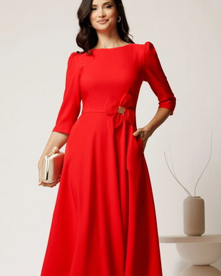 Rochie midi corai din stofa in clos cu floare in talie