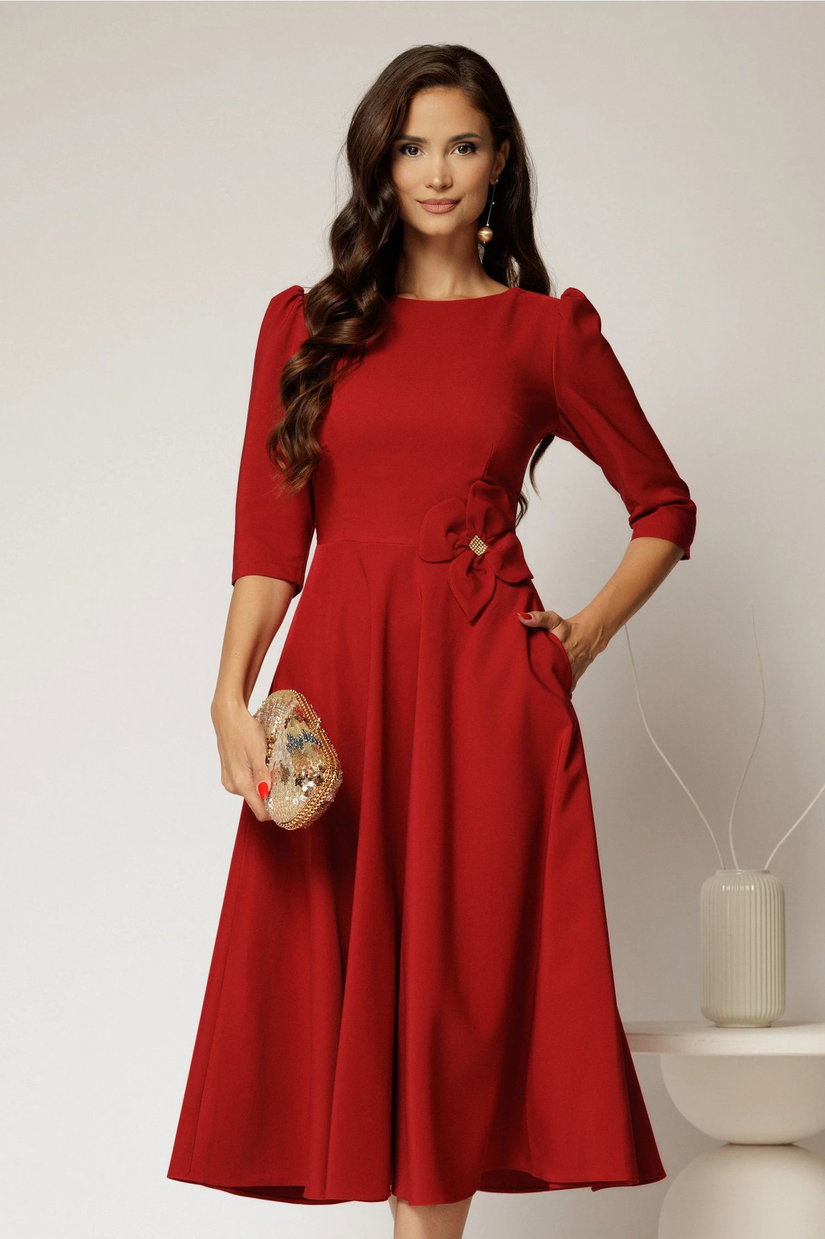 Rochie midi rosie din stofa in clos cu floare in talie