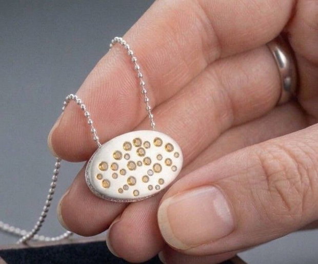 Pandantiv de autor, din argint pur, cu aur 24 k și microzirconii albe, ilustrând ploaia cu soare