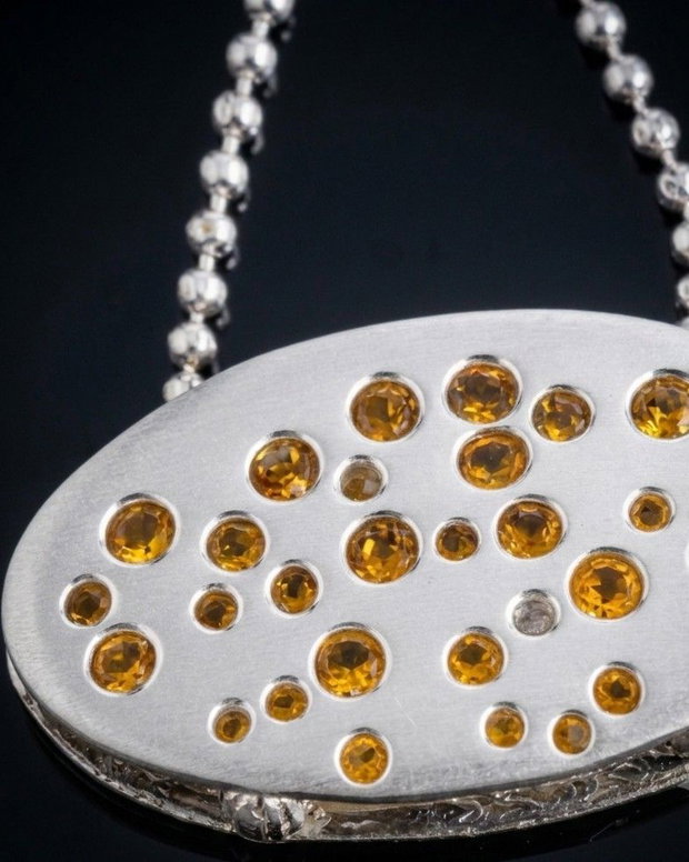 Pandantiv de autor, din argint pur, cu aur 24 k și microzirconii albe, ilustrând ploaia cu soare