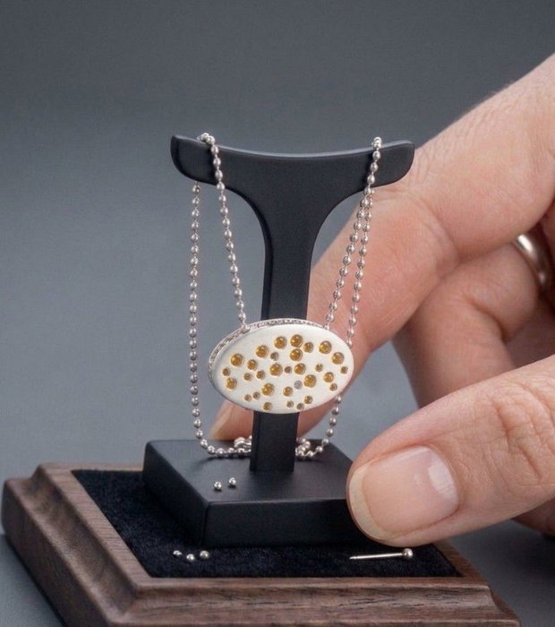 Pandantiv de autor, din argint pur, cu aur 24 k și microzirconii albe, ilustrând ploaia cu soare