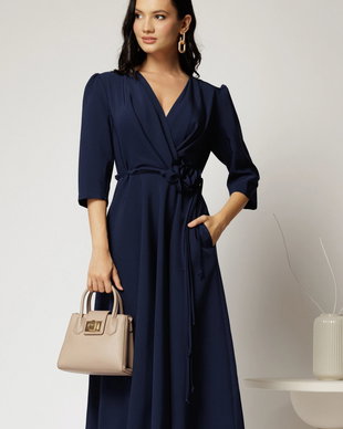Rochie midi bleumarin din stofa in clos cu floare in talie