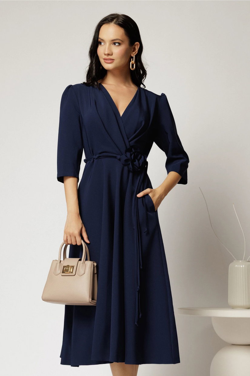 Rochie midi bleumarin din stofa in clos cu floare in talie