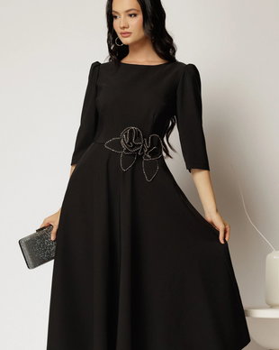 Rochie midi neagra clos de ocazie cu floare si detalii