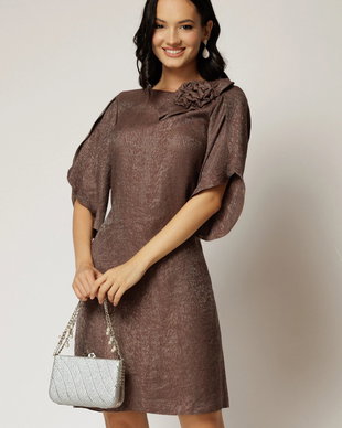 Rochie scurta maro cu fir lurex cu croi drept si maneci tip lalea