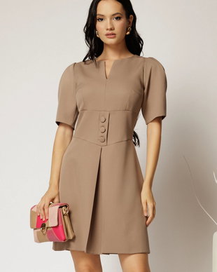 Rochie scurta bej cu pliu pe fusta si nasturi