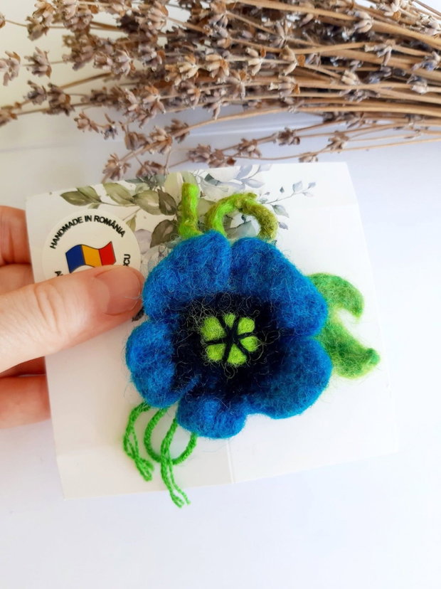 Broșă floare turcoaz împâslită manual