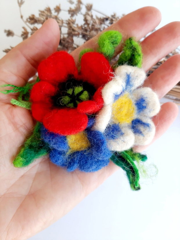 Broșă buchet cu 3 flori-handmade din lână împâslită