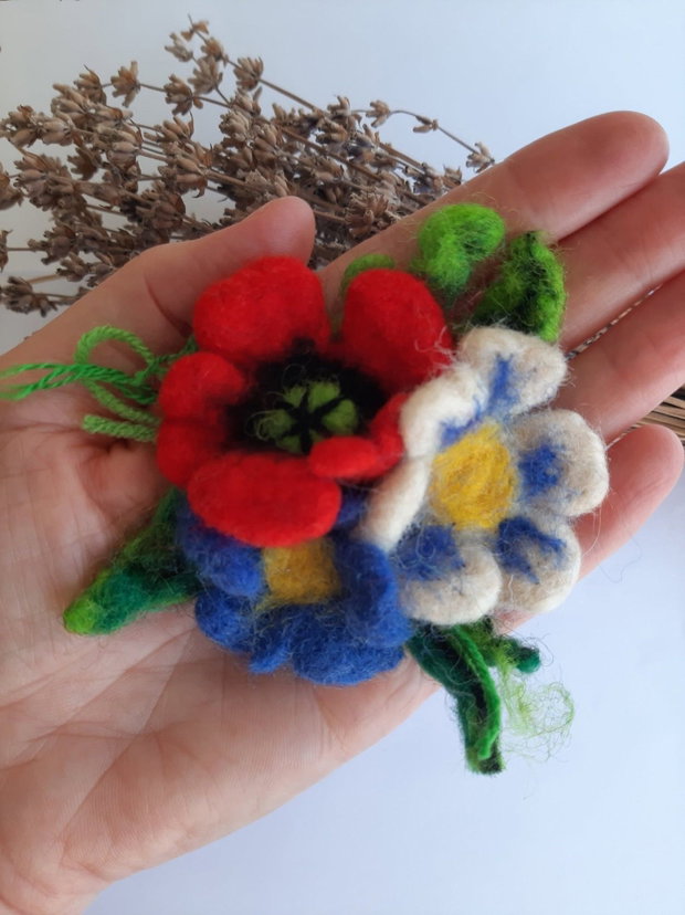 Broșă buchet cu 3 flori-handmade din lână împâslită