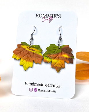 Cercei de toamna frunze de artar, handmade din lut polimeric, portocaliu/verde/maro