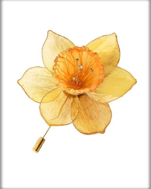 Broșă narcisă handmade cu petale translucide și reflexe aurii, floare statement elegantă