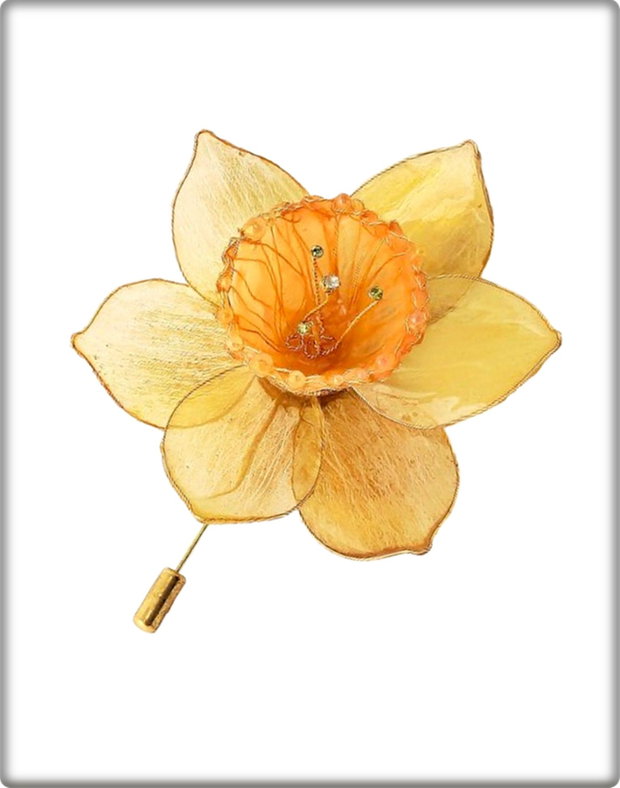 Broșă narcisă handmade cu petale translucide și reflexe aurii, floare statement elegantă