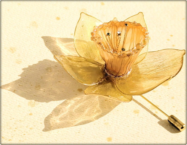 Broșă narcisă handmade cu petale translucide și reflexe aurii, floare statement elegantă
