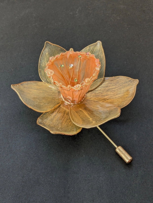Broșă narcisă handmade cu petale translucide și reflexe aurii, floare statement elegantă