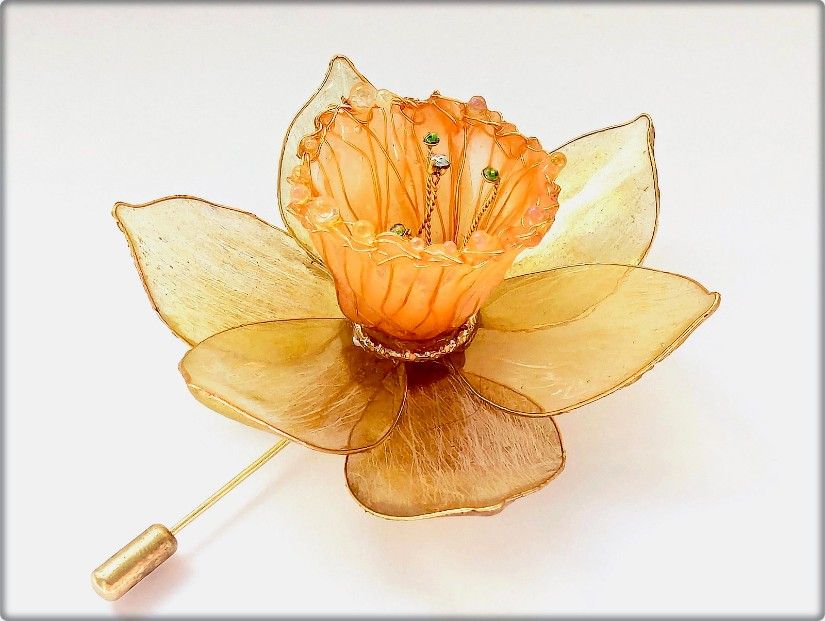 Broșă narcisă handmade cu petale translucide și reflexe aurii, floare statement elegantă