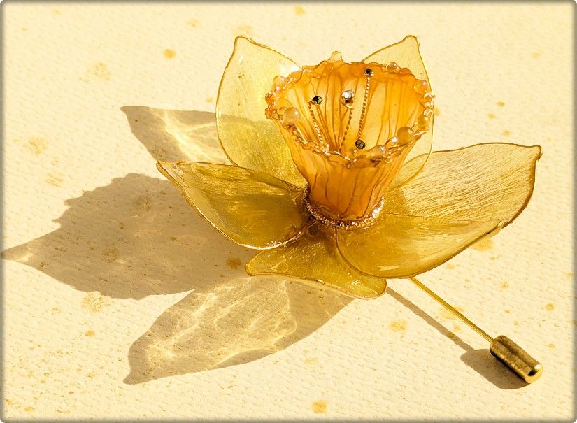Broșă narcisă handmade cu petale translucide și reflexe aurii, floare statement elegantă