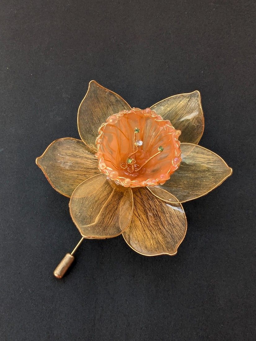 Broșă narcisă handmade cu petale translucide și reflexe aurii, floare statement elegantă