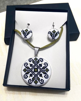 Set, colier si cercei cu broderie  manuala
