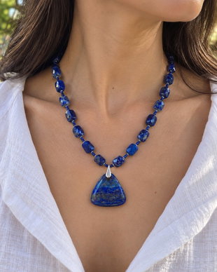 Colier cu pandantiv, din lapis lazuli, hematit si argint