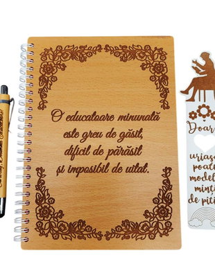 Set cadou pentru Doamna Educatoare - Agenda, pix si semn de carte din lemn personalizate cu mesaj, A5