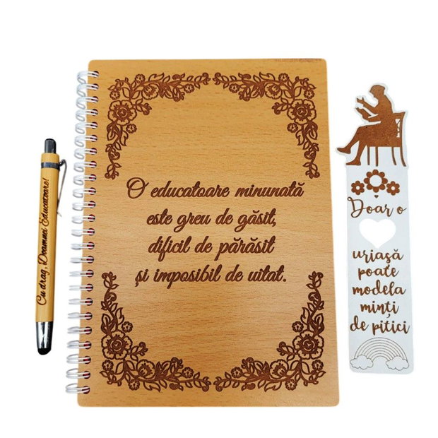 Set cadou pentru Doamna Educatoare - Agenda, pix si semn de carte din lemn personalizate cu mesaj, A5