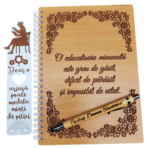 Set cadou pentru Doamna Educatoare - Agenda, pix si semn de carte din lemn personalizate cu mesaj, A5