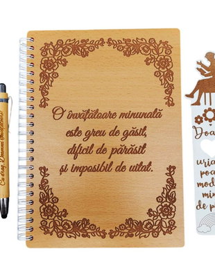 Set cadou pentru Doamna Invatatoare - Agenda, pix si semn de carte din lemn personalizate cu mesaj, Fag, A5