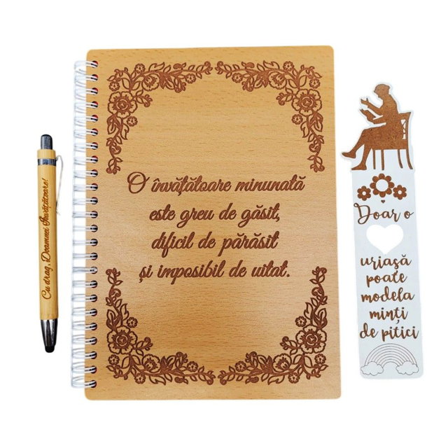 Set cadou pentru Doamna Invatatoare - Agenda, pix si semn de carte din lemn personalizate cu mesaj, Fag, A5