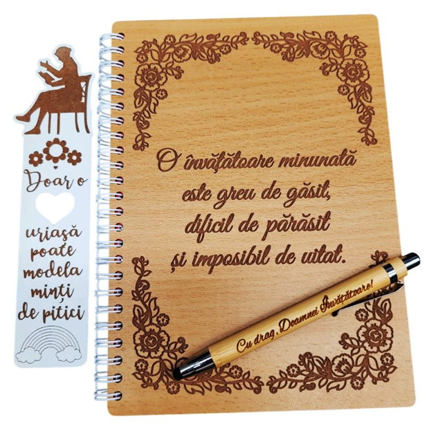 Set cadou pentru Doamna Invatatoare - Agenda, pix si semn de carte din lemn personalizate cu mesaj, Fag, A5