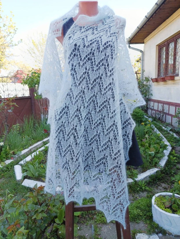 Eșarfă bleu din mohair cu mătase tricotată manual