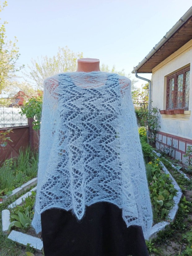 Eșarfă bleu din mohair cu mătase tricotată manual