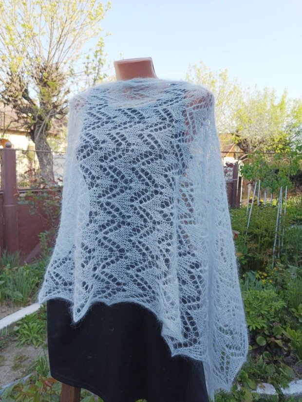 Eșarfă bleu din mohair cu mătase tricotată manual