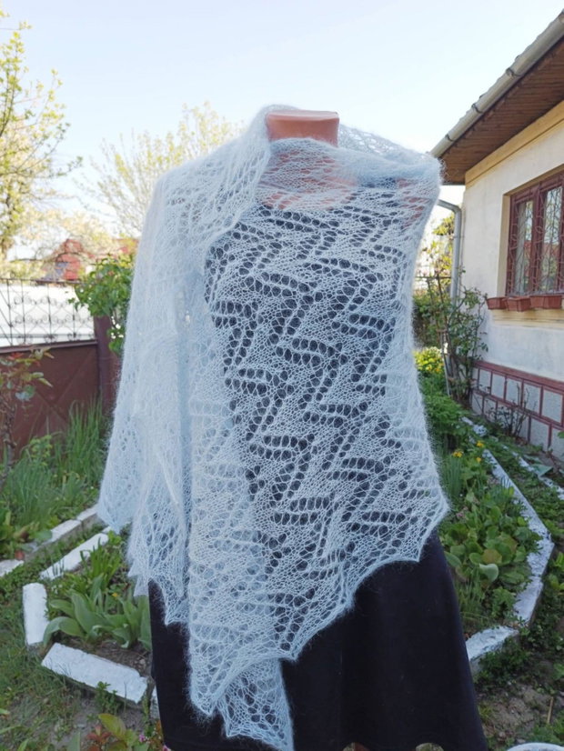 Eșarfă bleu din mohair cu mătase tricotată manual