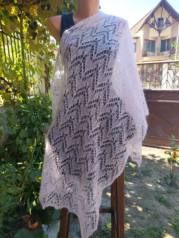 Eșarfă roz din mohair cu mătase, tricotată manual