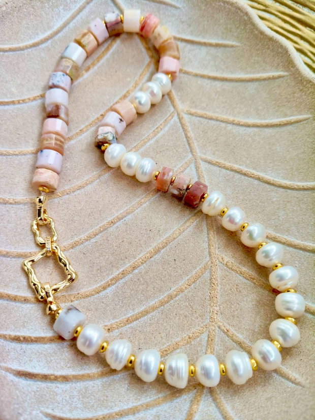Colier opal roz & perle de cultura baroc albe