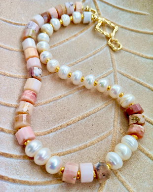 Colier opal roz & perle de cultura baroc albe