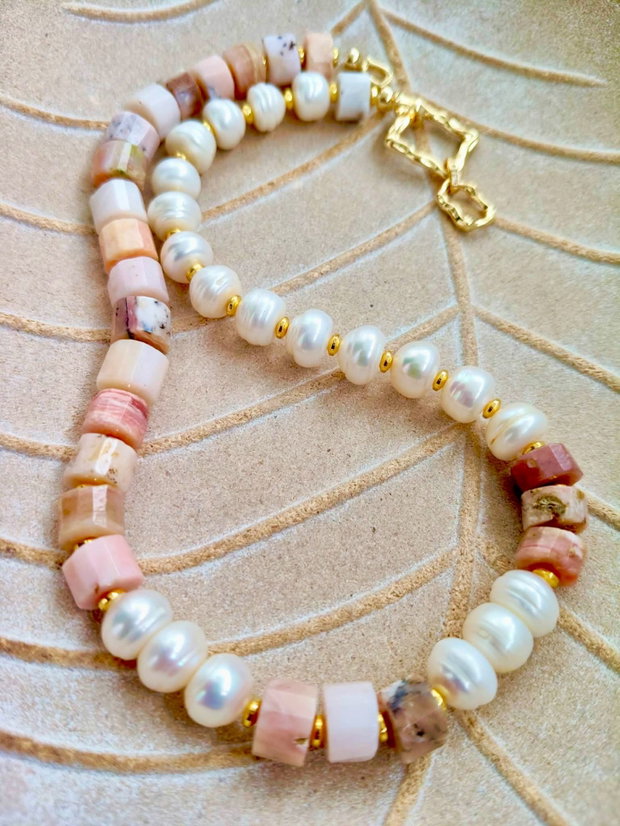 Colier opal roz & perle de cultura baroc albe