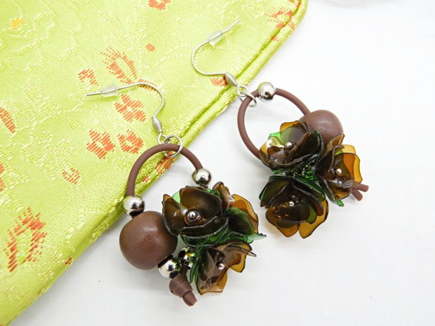 Cercei Lungi Statement cu Flori Maro, Verde și Mărgele din Lemn Handmade Unicat (cod1470)