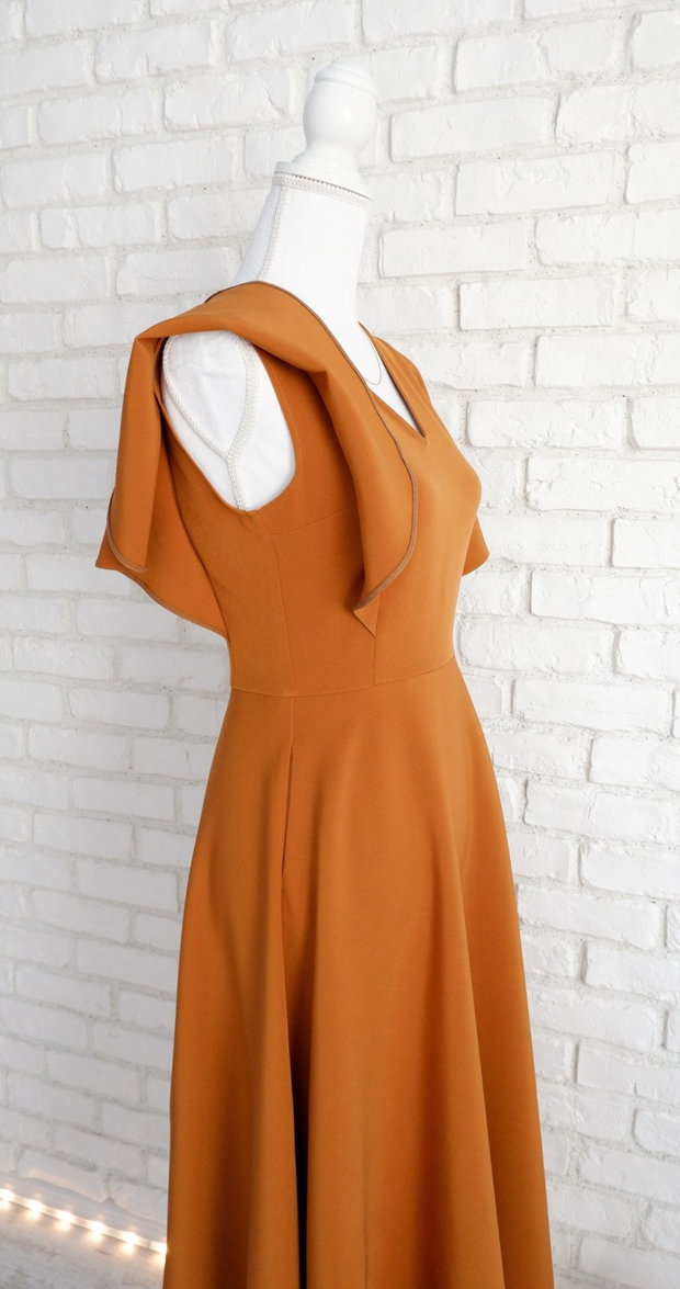 Rochie Coniac Eleganta cu Volane pe Umeri