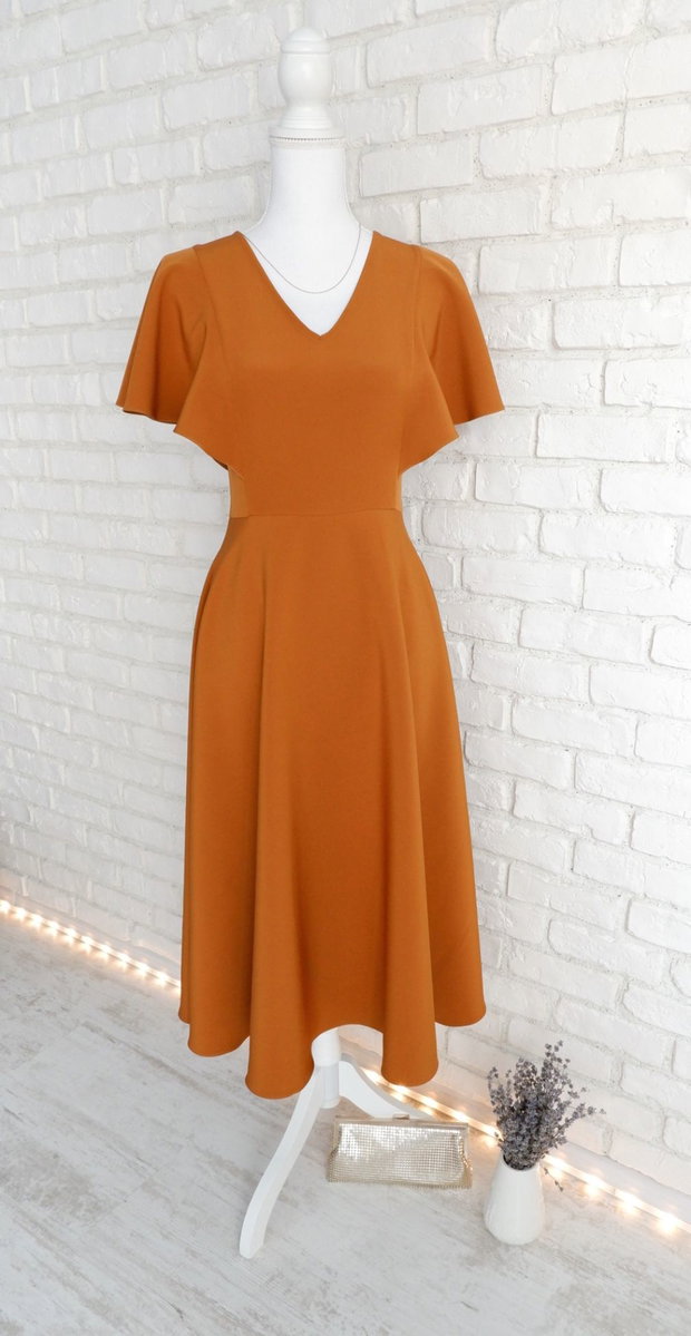 Rochie Coniac Eleganta cu Volane pe Umeri