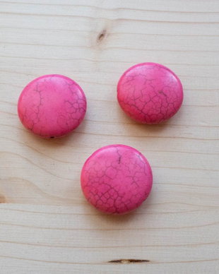 Mărgele rotunde plate din turcoaz sintetic fucsia