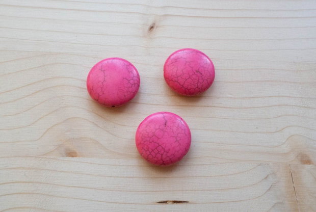Mărgele rotunde plate din turcoaz sintetic fucsia