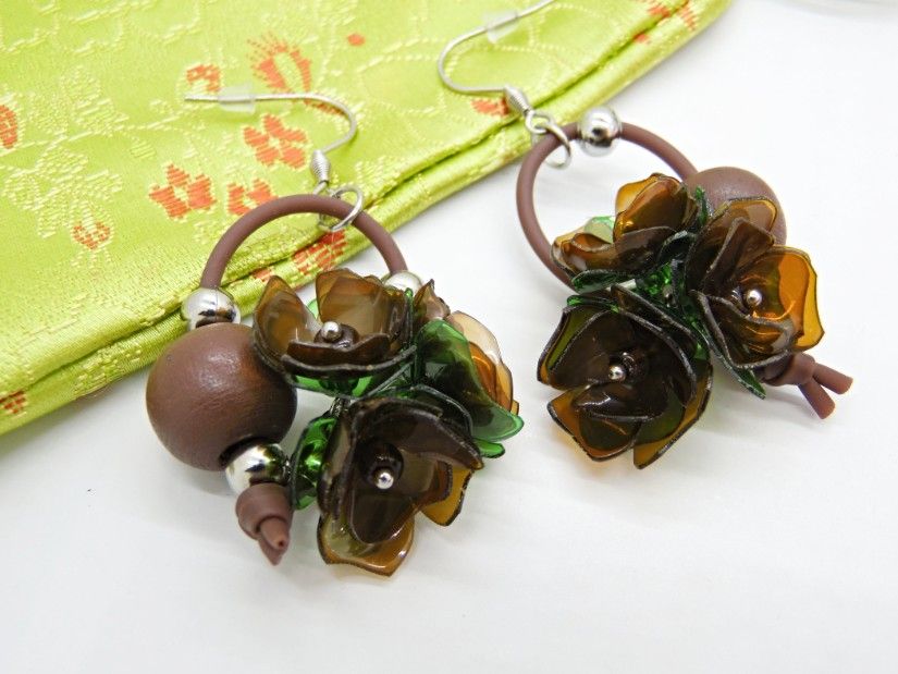 Cercei Lungi Statement cu Flori Maro, Verde și Mărgele din Lemn Handmade Unicat (cod1470)