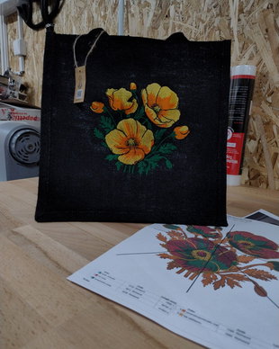 Sacoșă medie din iută neagră, brodată cu maci  30×30×19 cm | AYA HOME